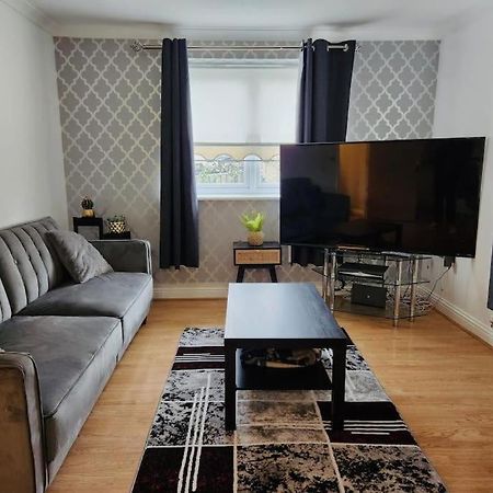 Spacious Ground Floor 2 Bedroom 2 Bathroom Flat In Hatfield Near Hertfordshire University Private Car Park Sleeps 5-6 외부 사진