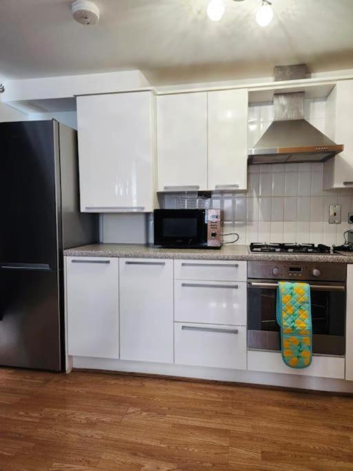 Spacious Ground Floor 2 Bedroom 2 Bathroom Flat In Hatfield Near Hertfordshire University Private Car Park Sleeps 5-6 외부 사진