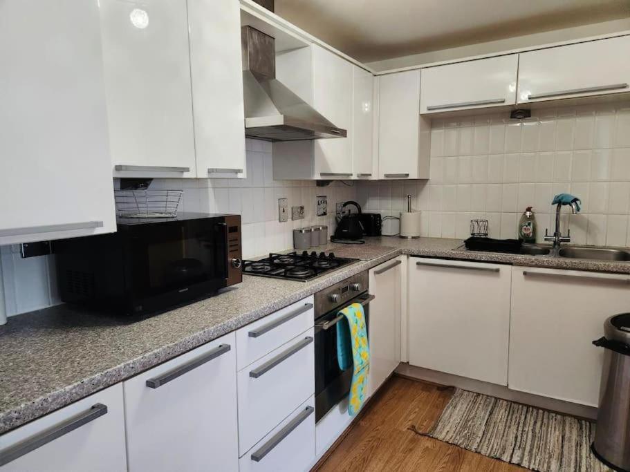 Spacious Ground Floor 2 Bedroom 2 Bathroom Flat In Hatfield Near Hertfordshire University Private Car Park Sleeps 5-6 외부 사진