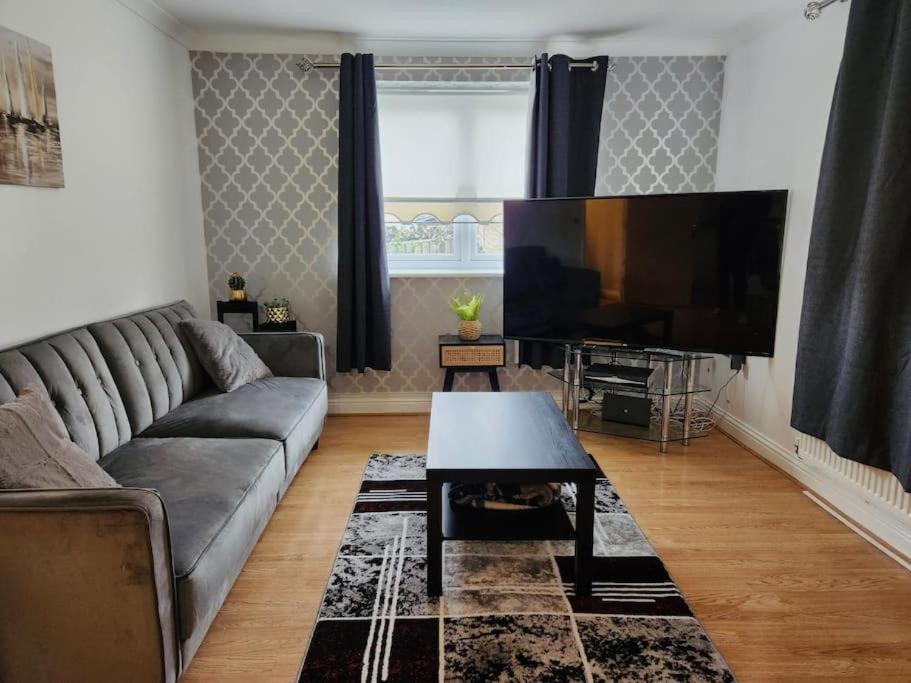 Spacious Ground Floor 2 Bedroom 2 Bathroom Flat In Hatfield Near Hertfordshire University Private Car Park Sleeps 5-6 외부 사진